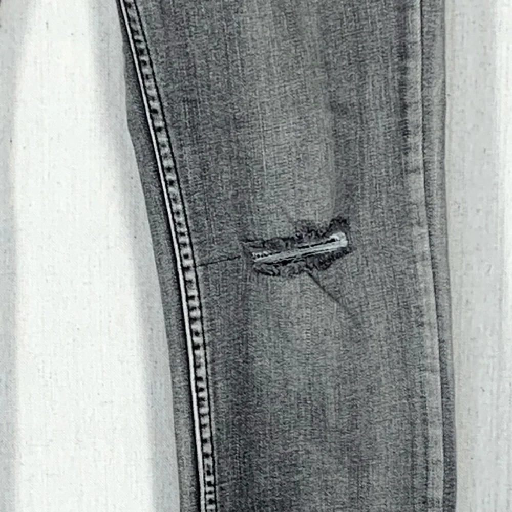 Free People~Women’s‎ Gray Wash Distressed with Holes Skinny Jeans~Sz 27 - Picture 6 of 15